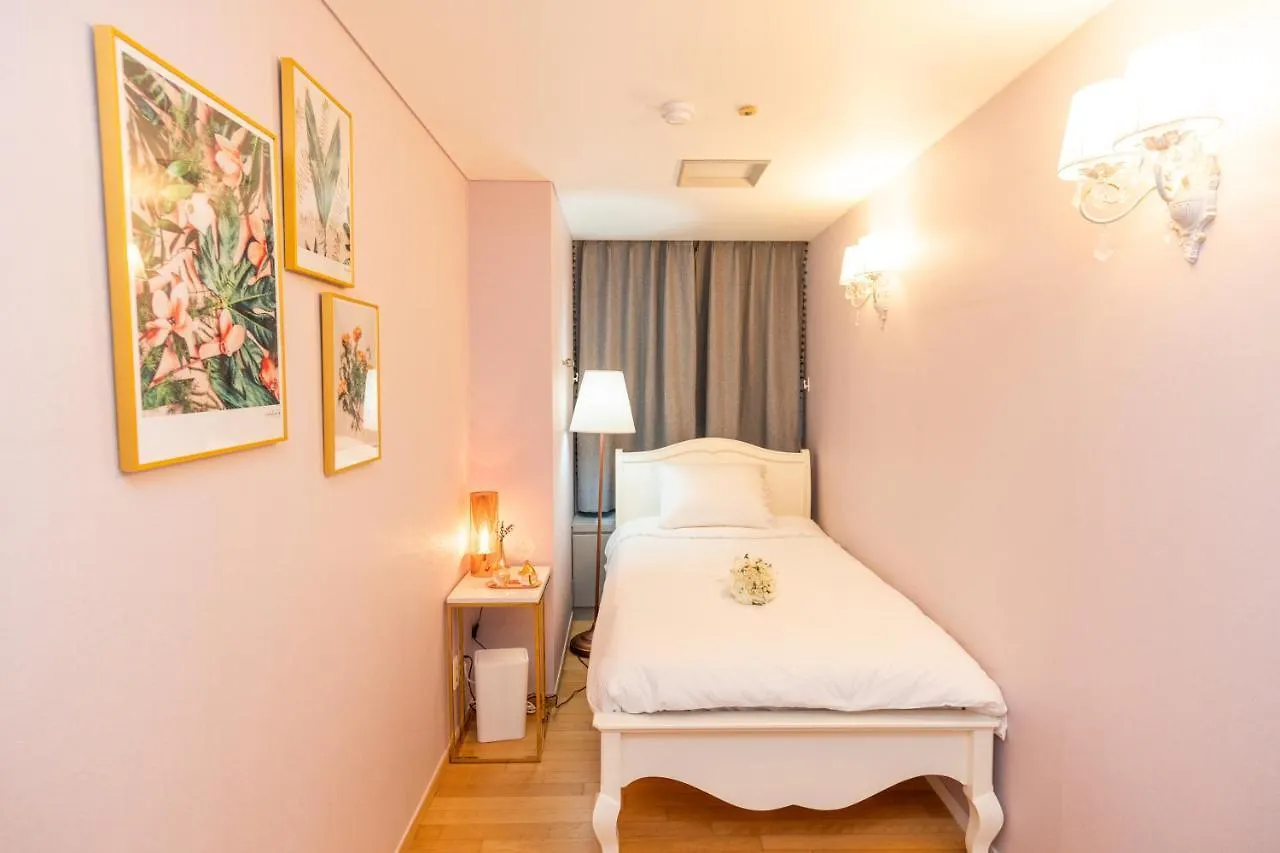 Incheon Airport Capsule Hotel Fly Me To The Moon 韓国